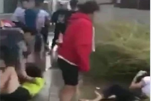 Hình ảnh hai chị em nữ sinh bị đánh. Ảnh: Cắt từ clip