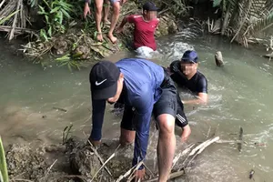 Cảnh sát ngâm mình vây sòng bạc giữa đầm lầy ở Đồng Nai