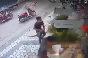 Đồng Nai: 'Khủng bố' bằng vòng hoa tang, đâm gục người ở chợ