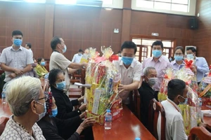 Ông Võ Văn Thưởng, Ủy viên Bộ Chính trị, Bí thư Trung ương Đảng, Trưởng ban Tuyên giáo Trung ương, tặng quà cho các gia đình chính sách. Ảnh: VH