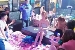 Hàng chục thanh niên tổ chức "tiệc" ma túy tại phòng hát Karaoke. Ảnh: CA. 