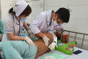 Bệnh nhân được điều trị vết thương tại bệnh viện. Ảnh: VH