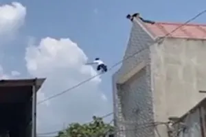 Người đàn ông lộn ngược đầu xuống dưới đất. Ảnh: CTV