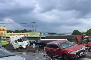 Kinh hãi xe container chở thép bị tai nạn trên quốc lộ 51 