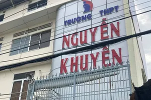 Nữ sinh bị thôi học vì xăm tên lên ngực đăng khoe trên mạng