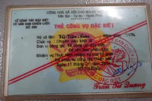 Khởi tố cán bộ dỏm dùng 'thẻ công vụ' gặp người Trung Quốc khu cách ly