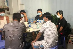 Đồng Nai: 5 người ngồi nhậu trong vùng phong tỏa bị phạt 75 triệu đồng