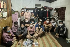 2 vợ chồng gầy sòng đánh bạc cạnh đám tang