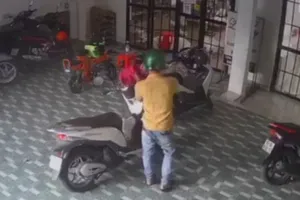 Camera ghi cảnh kẻ trộm vào nhà lấy 2 xe SH ở TP Biên Hòa