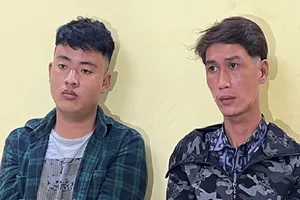 Đôi nam nữ ngồi tâm sự ở công viên bị cướp khống chế 