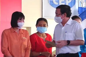 Bí thư Thành ủy TP.HCM tặng quà Tết cho công nhân ở Đồng Nai