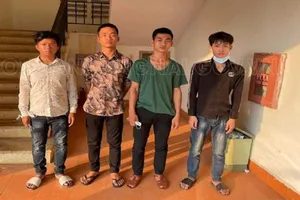 Đang ngồi nhậu trong nhà thì bị chém đứt cổ tay