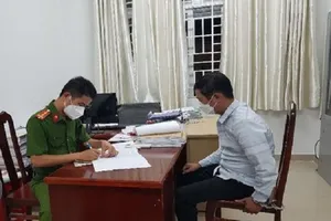 Cha dượng nghi nhiều lần hiếp dâm con riêng của vợ