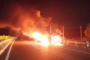 Xe chở 3 ô tô bốc cháy trên cao tốc TP.HCM - Long Thành - Dầu Giây 