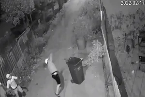 Khởi tố 2 bị can 'khủng bố' nhà dân bằng chất bẩn 