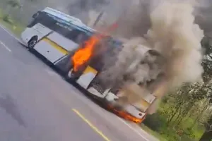 Ô tô khách chở hàng chục người đi đám cưới bị bốc cháy dữ dội 