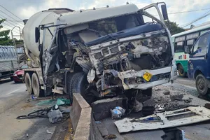 Xe bồn bị bẹp nát phần đầu sau cú tông mạnh vào ô tô tải