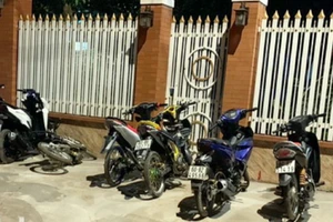 Cảnh sát truy ô tô chở hàng chục quái xế bỏ trốn trong đêm