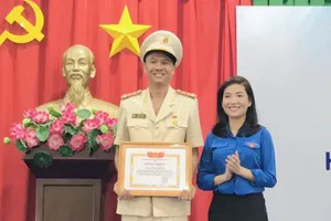 Tặng Huy hiệu Tuổi trẻ Dũng cảm cho chiến sĩ cứu 4 người đuối nước