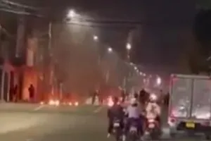 Hỗn chiến bằng 'bom xăng', nghi có tiếng súng nổ trên đường phố Biên Hòa 