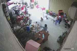 Bố mẹ dàn cảnh cho bé gái 4 tuổi trộm điện thoại 