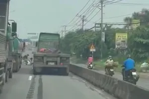 Camera ghi cảnh 2 tài xế xe container vác dao chém tài xế xe ben trên quốc lộ 