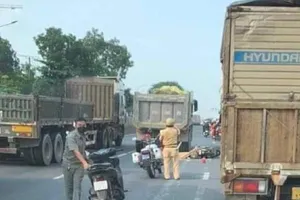 Một phụ nữ trên đường chở mẹ đi khám bệnh bị xe tải cán tử vong