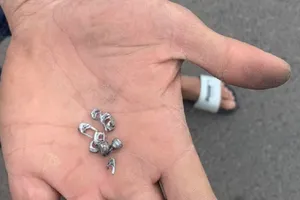 Hàng loạt xe máy, ô tô bị cán đinh trên quốc lộ 51