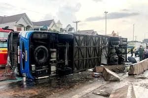 Xe khách 45 chỗ lật nhào trên quốc lộ, 8 người thương vong