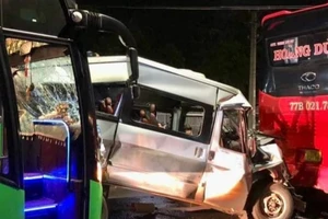 Ô tô 16 chỗ bẹp dúm vì bị kẹp giữa 2 xe khách sau va chạm trên quốc lộ 1A