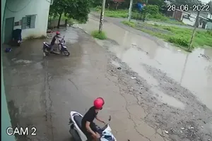 Camera ghi cảnh kẻ trộm mất 5 giây bẻ khóa xe máy và phóng đi