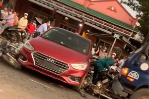 Xe tải tông vào đuôi xe 7 chỗ và hàng loạt xe máy khiến 3 người thương vong