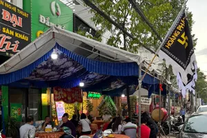 Xông vào cửa hàng điện thoại dùng dao truy sát 2 cha con thương vong