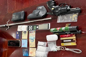 Tóm gọn nghi can buôn ma túy luôn thủ súng ngắn bên mình