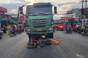 Nữ sinh 15 tuổi bị xe ben tông tử vong trên đường đi học về