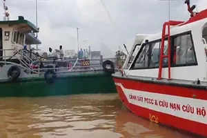 Tàu chở 230.000 lít xăng bốc cháy trên sông Đồng Nai