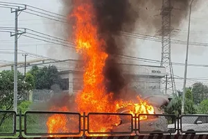 Đồng Nai: Ô tô 4 chỗ bốc cháy dữ dội khi chạy trên QL 1A 