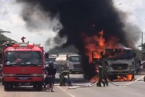 Xe ben bốc cháy dữ dội trên quốc lộ 51, giao thông ùn tắc 