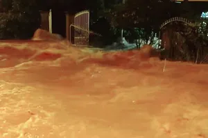 Đồng Nai: Mưa lớn, nước suối chảy xiết, một người bị cuốn mất tích