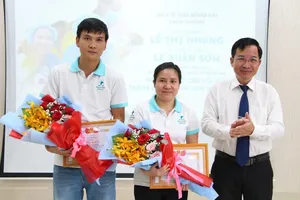 Vợ chồng điều dưỡng cứu sống bé sơ sinh đẻ rớt trong bồn cầu