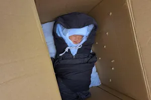 Phát hiện trẻ sơ sinh trong thùng giấy trước nhà