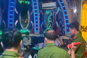 Nhân viên quán karaoke phục vụ 'bay lắc' cùng khách