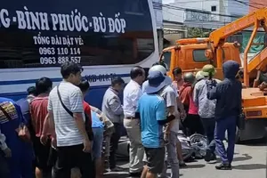 Người chồng kêu cứu khi vợ đang mang thai bị cuốn vào gầm xe khách