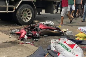 Xe tải chở cám bị lật trên quốc lộ đè chết người phụ nữ