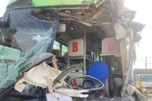 Đầu xe khách giường nằm bẹp nát sau cú tông mạnh, hành khách sợ hãi