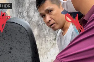 Trinh sát vây bắt nghi can giấu nửa kg ma túy đá trong cốp xe máy 