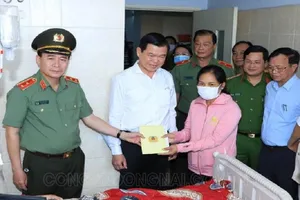 Thứ trưởng Bộ Công an thăm hỏi Phó công an phường bị đâm trọng thương