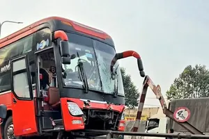 Xe khách nằm trên lan can đường hầm chui ngã tư Vũng Tàu 