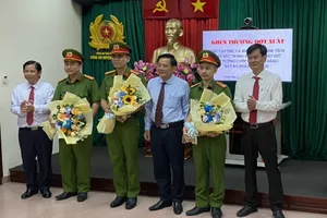 Khen thưởng nóng lực lượng truy bắt nghi can cướp tiền trong ngân hàng ở Đồng Nai 