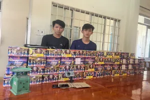 Gắn biển số giả xe ô tô để vận chuyển pháo nhằm đánh lạc hướng công an